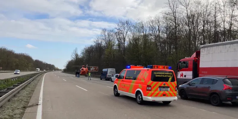 Ein Feuerwehrauto und ein Rettungshubschrauber auf der Autobahn